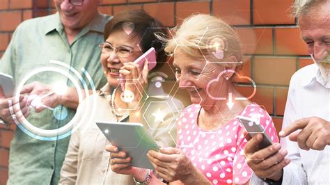 Persona mayor utilizando una tablet o smartphone para banca digital