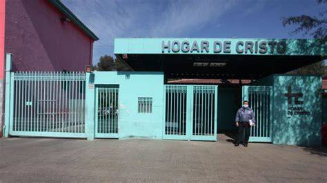 Foto de una residencia de Hogar de Cristo con jóvenes interactuando