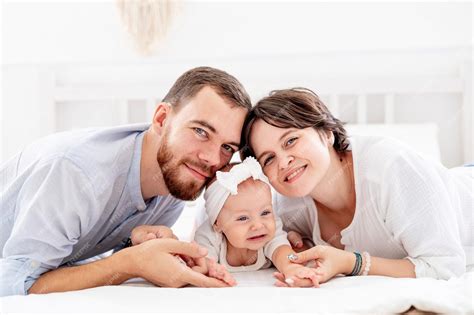 Familia feliz interactuando con un bebé en casa