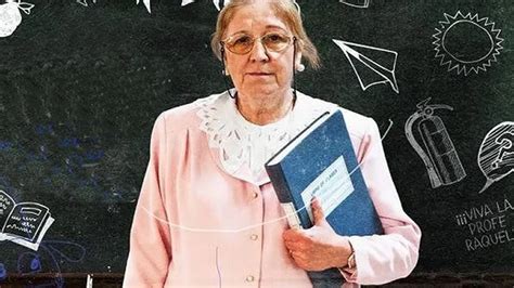 Foto emotiva de una maestra jubilada recibiendo un homenaje de sus alumnos o familia