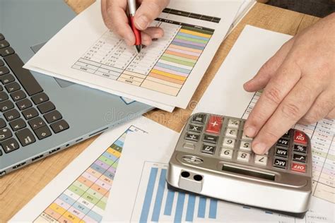 Jubilado haciendo cuentas con una calculadora y una libreta