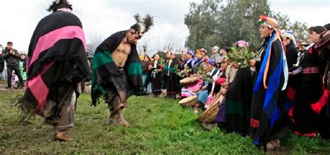 Representación de la ceremonia del Nguillatun, con participantes en vestimenta tradicional
