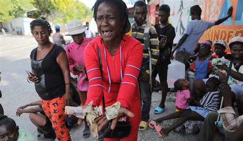 Niña desplazada por la violencia de bandas en Puerto Príncipe, Haití