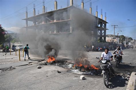 Automóviles incendiados por grupos criminales en Puerto Príncipe