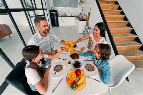 Foto temática de una familia en un hogar con problemas de aislamiento o calefacción