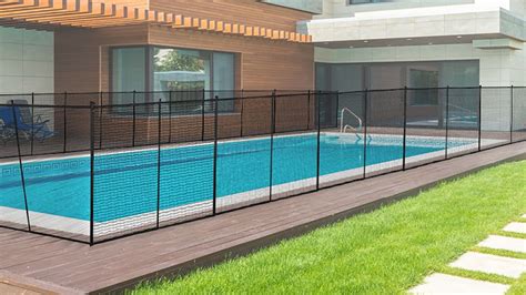 imagen de una piscina familiar con vallas de seguridad y un adulto supervisando a niños