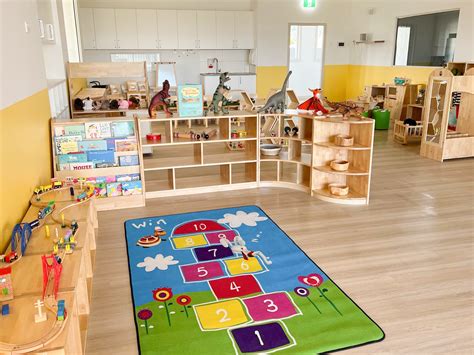 Foto de una guardería de iglesia bien organizada con áreas de juego temáticas y materiales educativos.