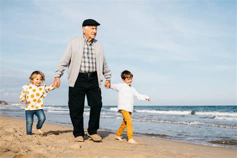 foto de abuelos y nietos realizando una actividad creativa o de ocio juntos