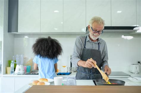 foto de abuelos y nietos cocinando juntos