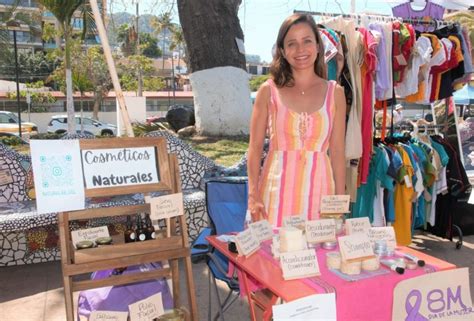 Foto de mujeres emprendedoras en un mercado latinoamericano