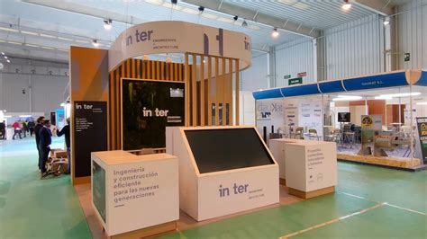Foto de stands informativos y participación comunitaria en evento al aire libre