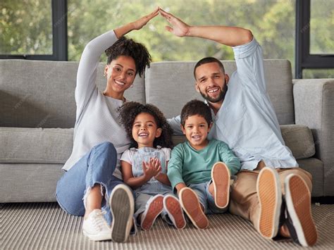 Foto de familia con un niño sonriendo en un entorno clínico amigable, simbolizando el cuidado y bienestar.