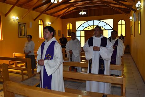 Foto: Grupo de sacerdotes en un retiro espiritual, ambiente de oración y fraternidad