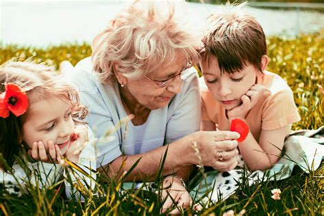 Foto de una abuela interactuando con sus nietos de manera lúdica