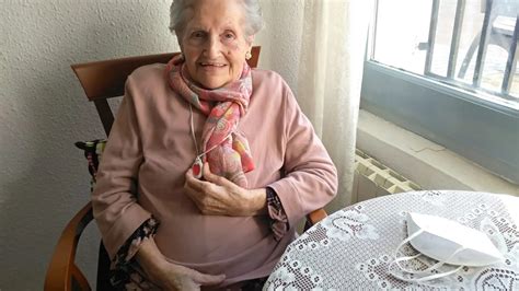 fotografía de una mujer mayor de 80 años activa y sonriente