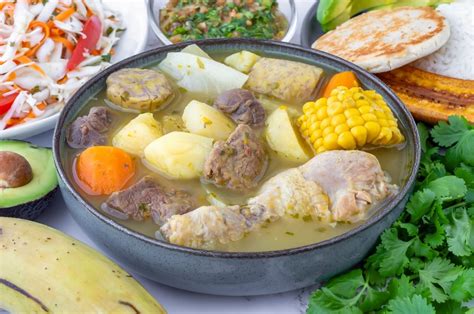 Sancocho colombiano servido en un plato
