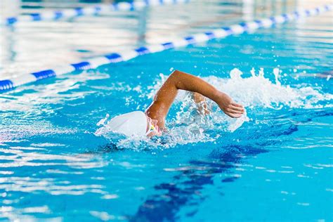Persona mayor nadando en una piscina, mostrando bajo impacto