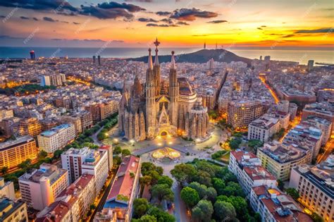 Foto panorámica de la Sagrada Familia con cielo azul