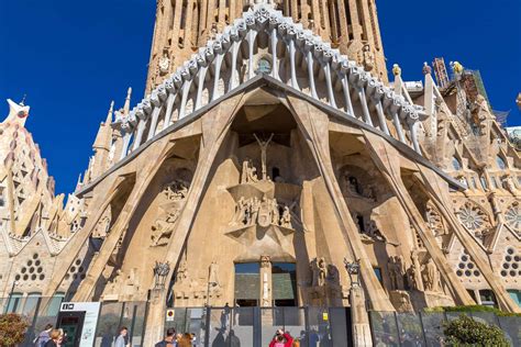 Señal de acceso a la Sagrada Familia con indicaciones de vestimenta