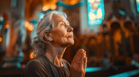 Mujer anciana orando en comunidad, rodeada de personas de diferentes generaciones
