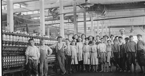 Niños trabajando en una fábrica textil o en la recolección de algodón