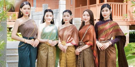 Foto de mujeres camboyanas, posiblemente de diferentes generaciones o ancianas, en un entorno tradicional.