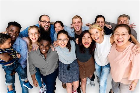 Foto de grupo de personas diversas con apoyo de un trabajador social