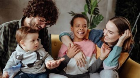 Fotografía de una familia de acogida interactuando con un menor