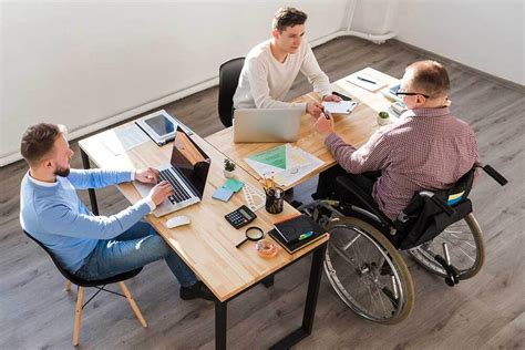 Persona con discapacidad trabajando en un entorno laboral inclusivo