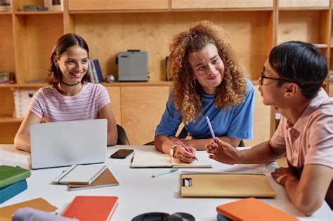 Fotografía de un grupo de jóvenes trabajando en equipo, representando la Red Egresa o iniciativas de apoyo.