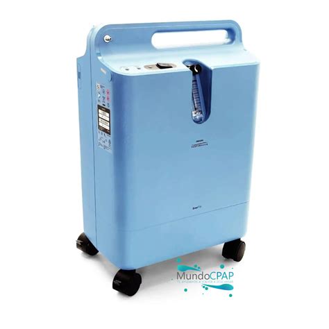 Fotografía de un concentrador de oxígeno en uso, mostrando su unidad principal y cánula nasal.