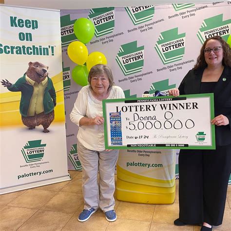 Donna Osborne posando con el cheque de lotería gigante