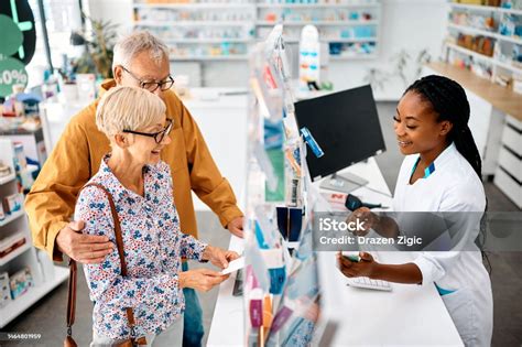Ilustración que muestra a un pensionado feliz comprando medicamentos en una farmacia.