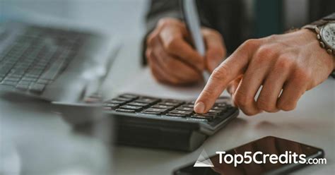 Infografía detallando los componentes de la cuota mensual del crédito, incluyendo seguros.