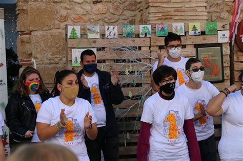 Fotografía del aula con alumnos celebrando la jubilación