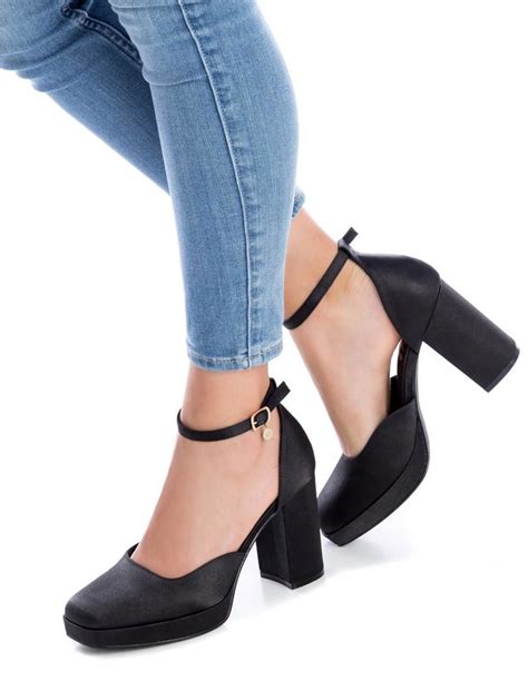 Imagen de zapatos de abuela modernos en color negro con tacón grueso