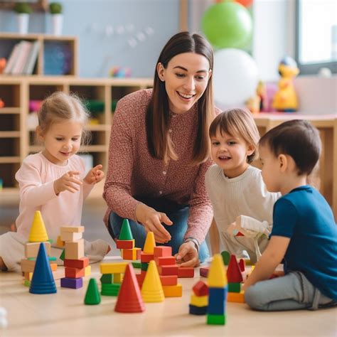 Foto de un cuidador interactuando felizmente con niños pequeños