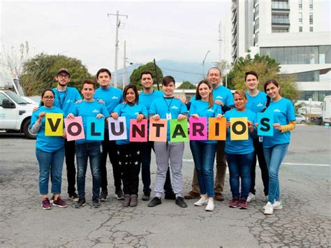 Foto de voluntarios de Cáritas asistiendo a personas en un comedor social