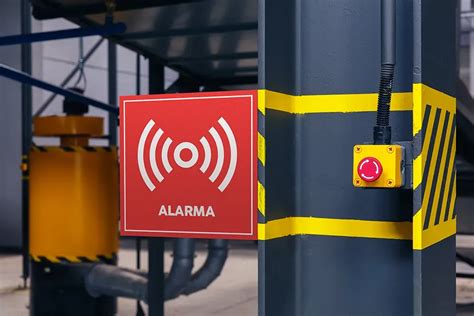 Ejemplo de señalización visual en un espacio público, como una alarma luminosa.