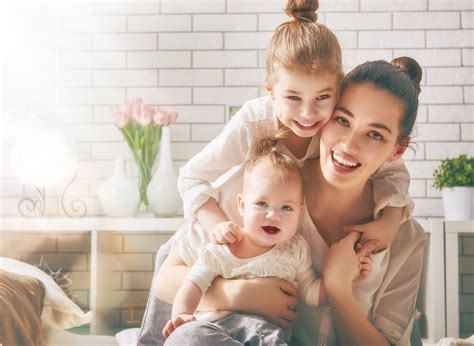 Foto de madres jóvenes con sus hijos en una celebración dentro de un centro Sename