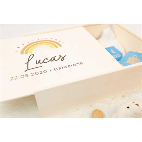 Foto: ejemplo de caja de recuerdos personalizada y un reloj grabado como símbolo de agradecimiento.