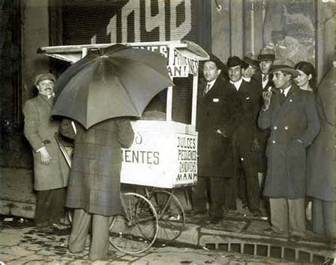 Pequenero o vendedor de pequenes y dulces, en carrito ambulante, hacia los años sesenta