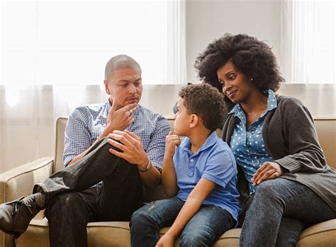 Imagen de una familia conversando sobre temas sensibles