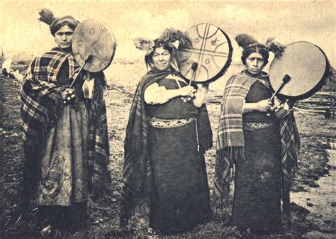 Mujeres mapuches participando en una reunión