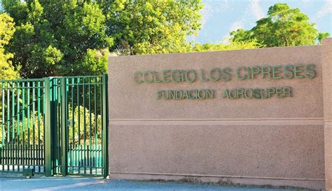 Fotografía del exterior del Colegio Los Cipreses con alumnos
