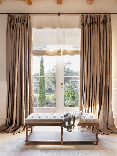 Fotografía de una ventana decorada con cortinas ligeras y una cenefa de crochet detallada.
