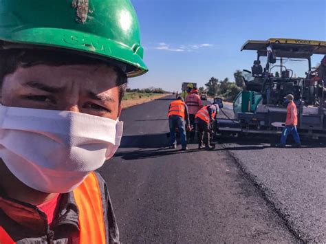 Infografía que muestra el efecto multiplicador de la construcción: desde la inversión en capital físico hasta la generación de empleo en sectores indirectos como el transporte y el comercio.