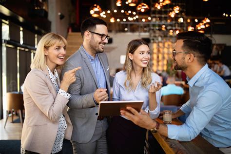 Personas interactuando en un entorno laboral, aplicando habilidades comunicativas