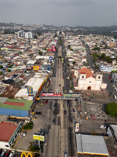 Fotografía de la calle principal de Pitrufquén con actividad comercial