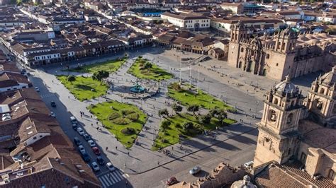Vista aérea de la plaza principal de Pitrufquén con edificios gubernamentales